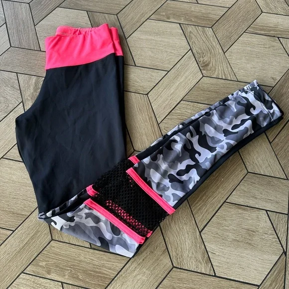 Women's Camouflage Leggings with Pink Accents - Picture 9 of 9